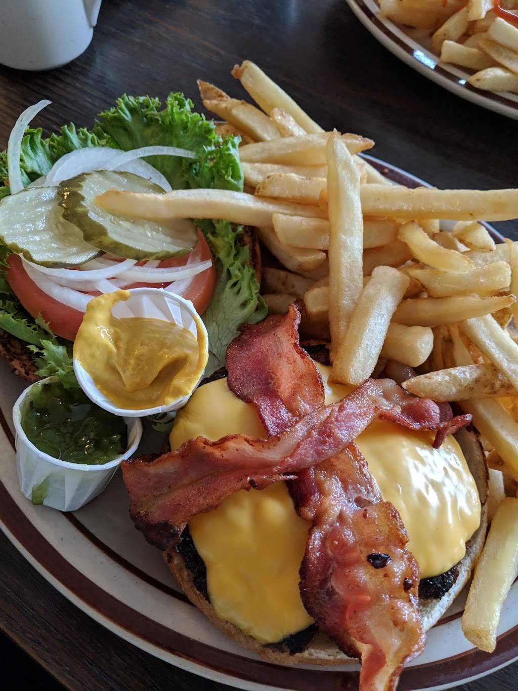 Russell Williams Restaurant | restaurant | 20 Plains Rd E, Burlington, ON L7T 2B9, Canada | 9056342929 OR +1 905-634-2929