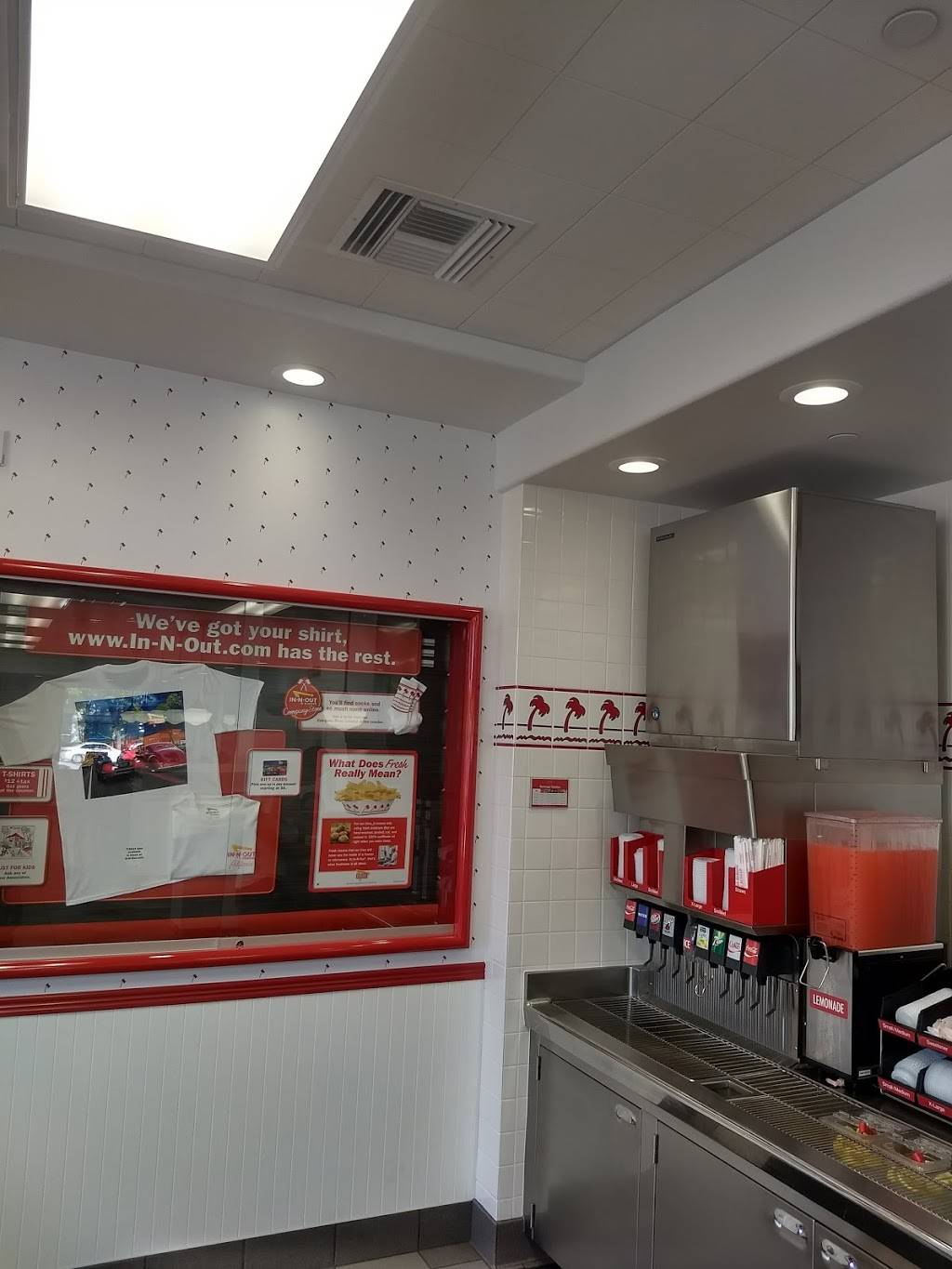 In-N-Out Burger | restaurant | 4041 N Lakewood Blvd, Long Beach, CA 90808, USA | 8007861000 OR +1 800-786-1000