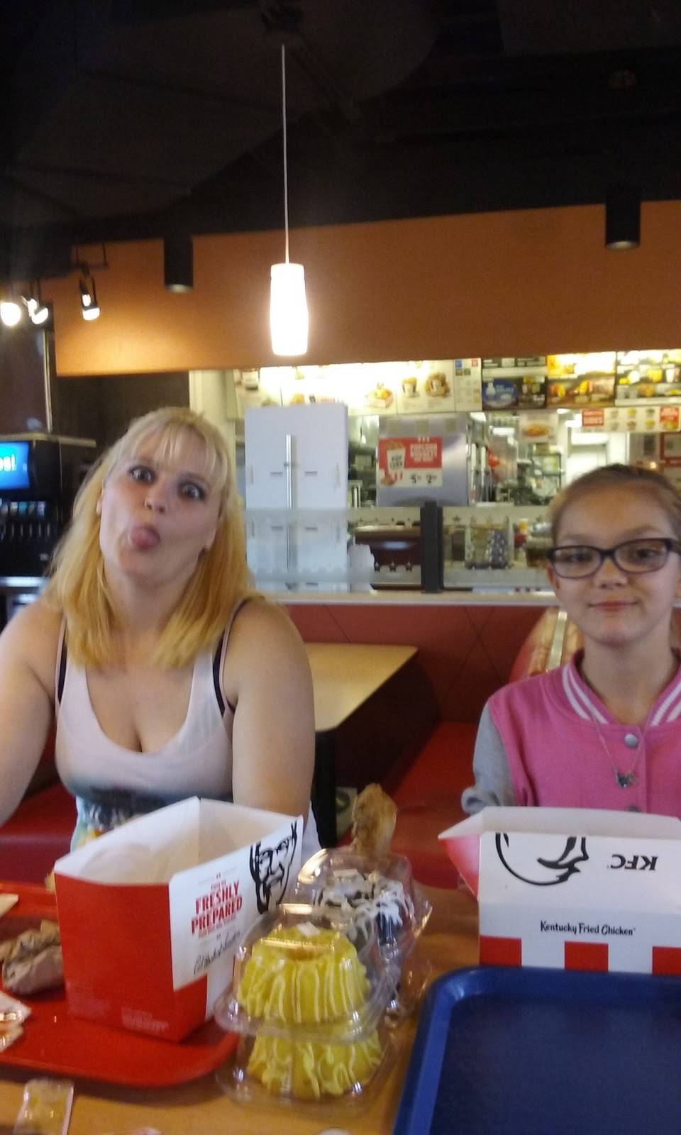 KFC | restaurant | 635 S 7th St, Kansas City, KS 66105, USA | 9132814109 OR +1 913-281-4109