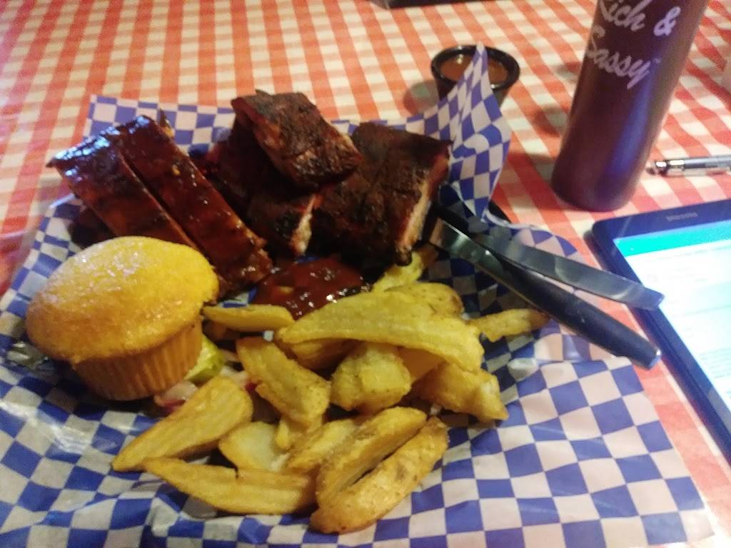 Famous Daves Bar-B-Que | restaurant | 20300 13 Mile Rd, Roseville, MI 48066, USA | 5862932900 OR +1 586-293-2900