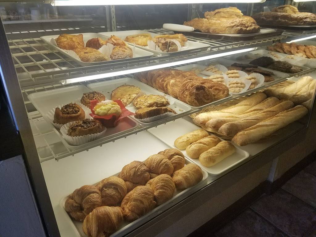 Le Petit Cafe And Bakery | restaurant | 1591 Spinnaker Dr #112, Ventura, CA 93001, USA | 8056421191 OR +1 805-642-1191