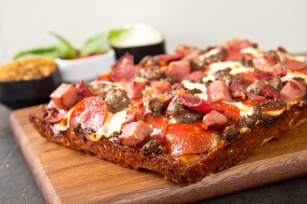 Upper Crust Pizza | restaurant | 15631 Puritas Ave, Cleveland, OH 44135, USA | 2162670500 OR +1 216-267-0500