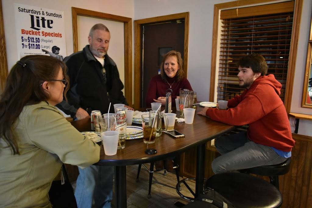 Golden Lion Sports Bar | restaurant | 1709 Rawson Ave, South Milwaukee, WI 53172, USA | 4147641510 OR +1 414-764-1510