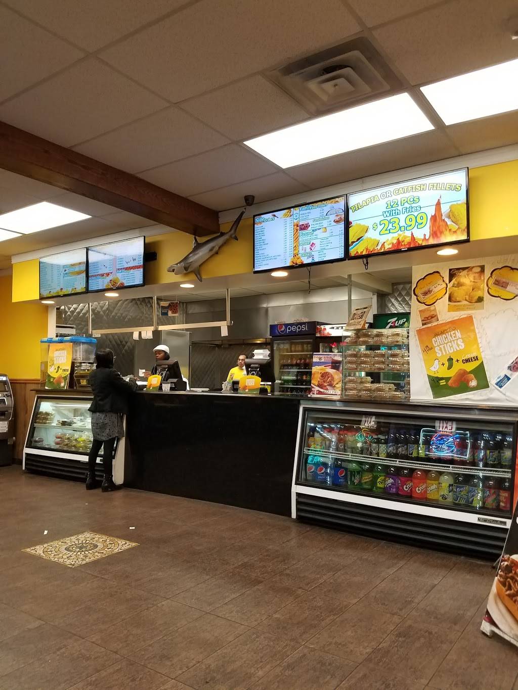 Sharks Fish & Chicken | restaurant | 250 E 35th St, Chicago, IL 60616, USA | 3122258700 OR +1 312-225-8700