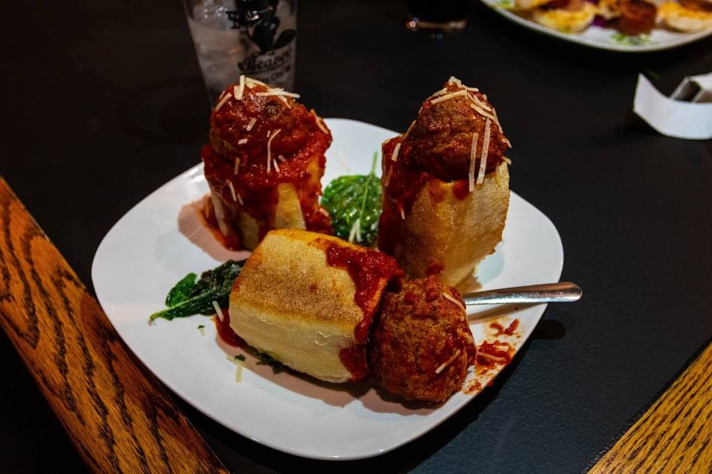 Beavers Pub | restaurant | 200 Center Ave, Bay City, MI 48708, USA | 9897783600 OR +1 989-778-3600