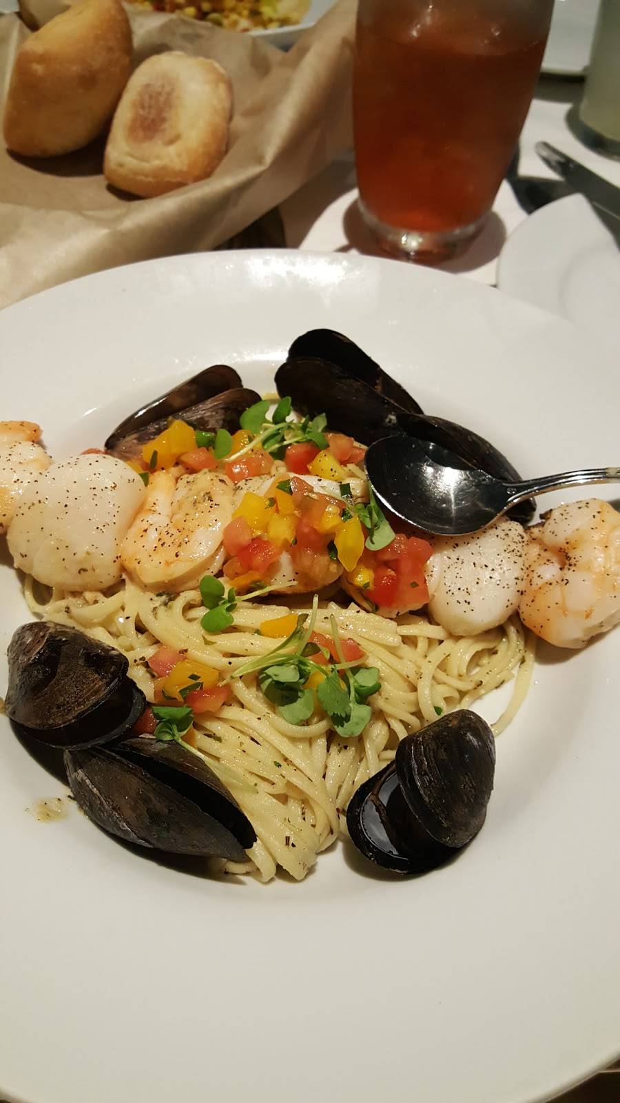 Coral Reef Restaurant | restaurant | 1520 Avenue of the Stars, Orlando, FL 32836, USA | 4079393463 OR +1 407-939-3463