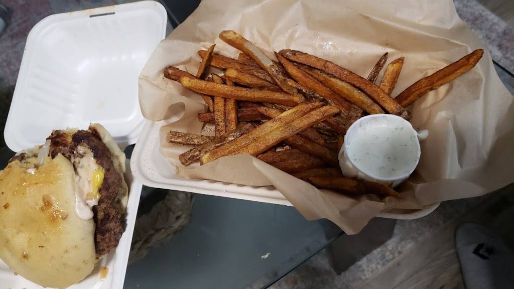 Oakwood Proper Burgers | restaurant | 1108 E Eighth St, Traverse City, MI 49686, USA | 2312531513 OR +1 231-253-1513