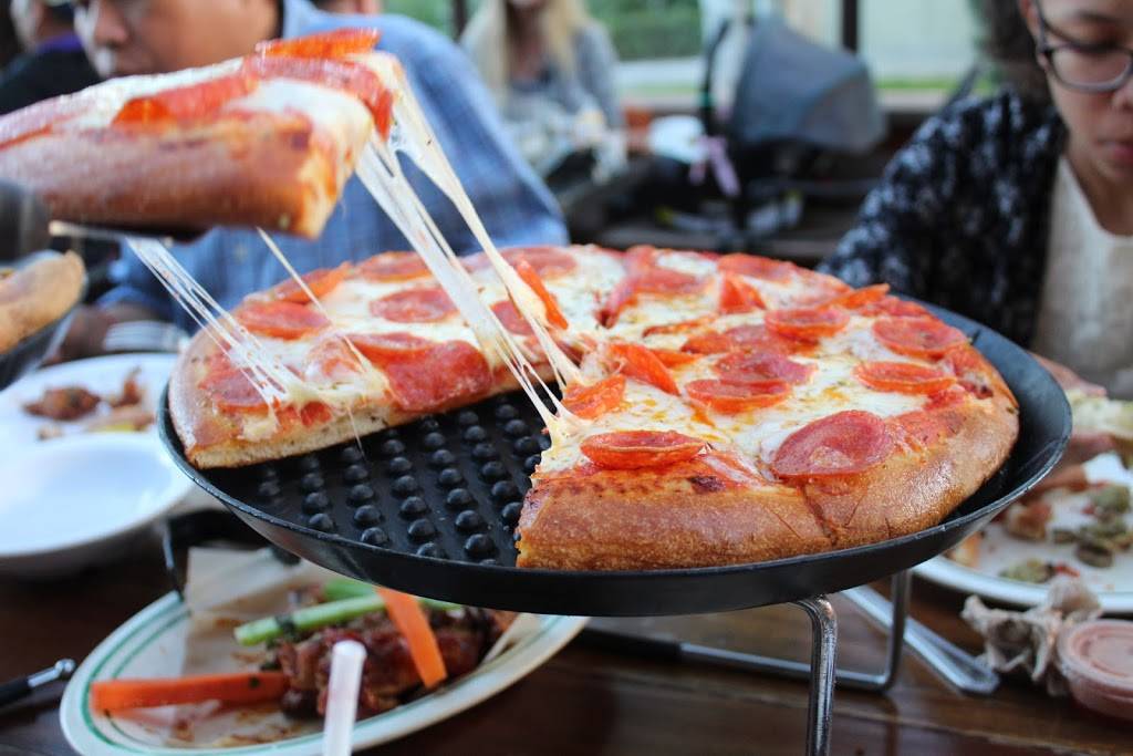 Ginas Pizza | restaurant | 4533 Campus Dr, Irvine, CA 92612, USA | 9497251144 OR +1 949-725-1144