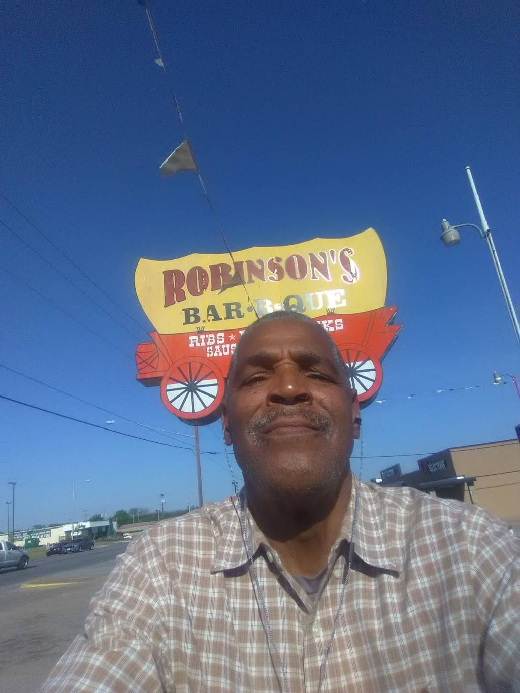 Robinsons Barbeque | restaurant | 1028 E Berry St, Fort Worth, TX 76110, USA | 8179241009 OR +1 817-924-1009