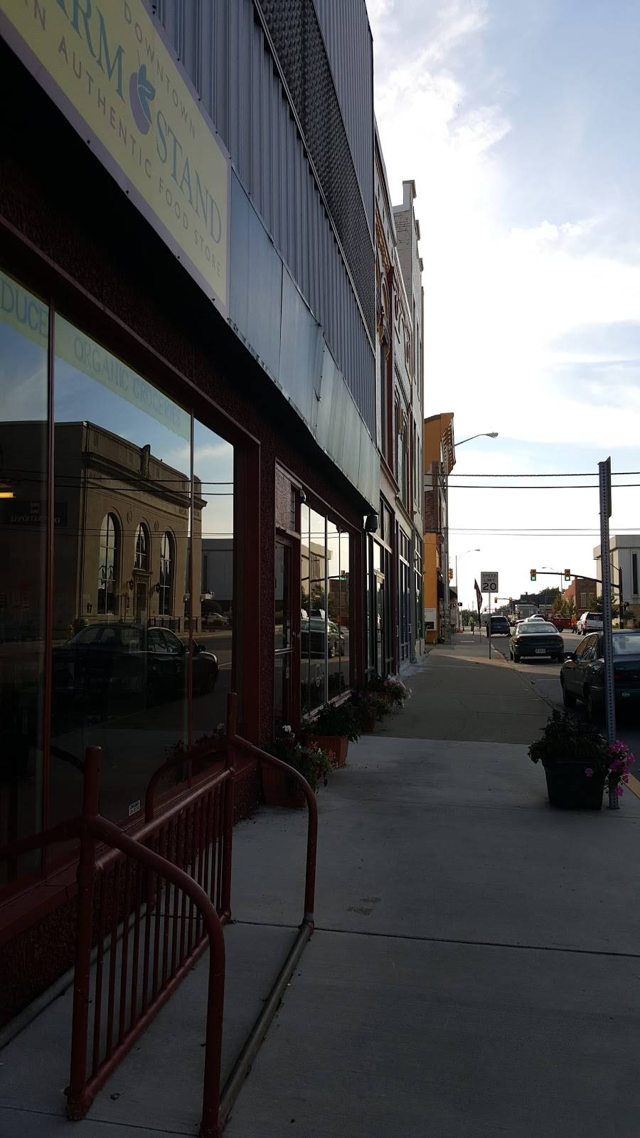 The Downtown Farm Stand | restaurant | 125 E Main St, Muncie, IN 47305, USA | 7652883775 OR +1 765-288-3775