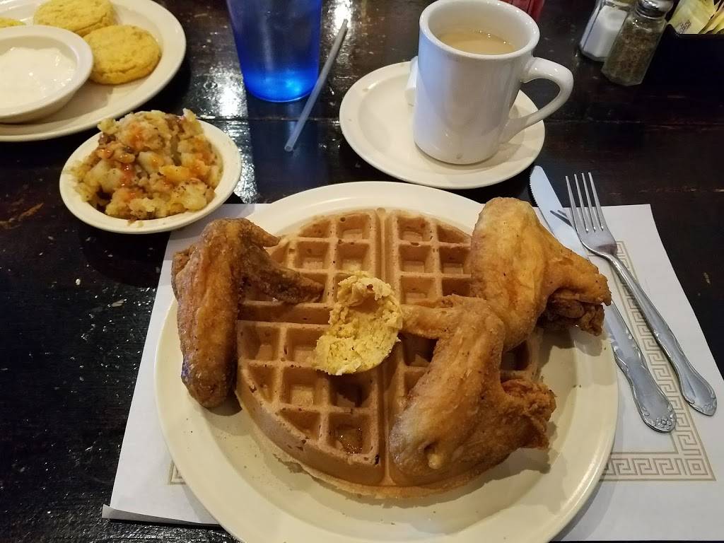 Maxines Chicken & Waffles | restaurant | 132 N East St, Indianapolis, IN 46204, USA | 3174233300 OR +1 317-423-3300