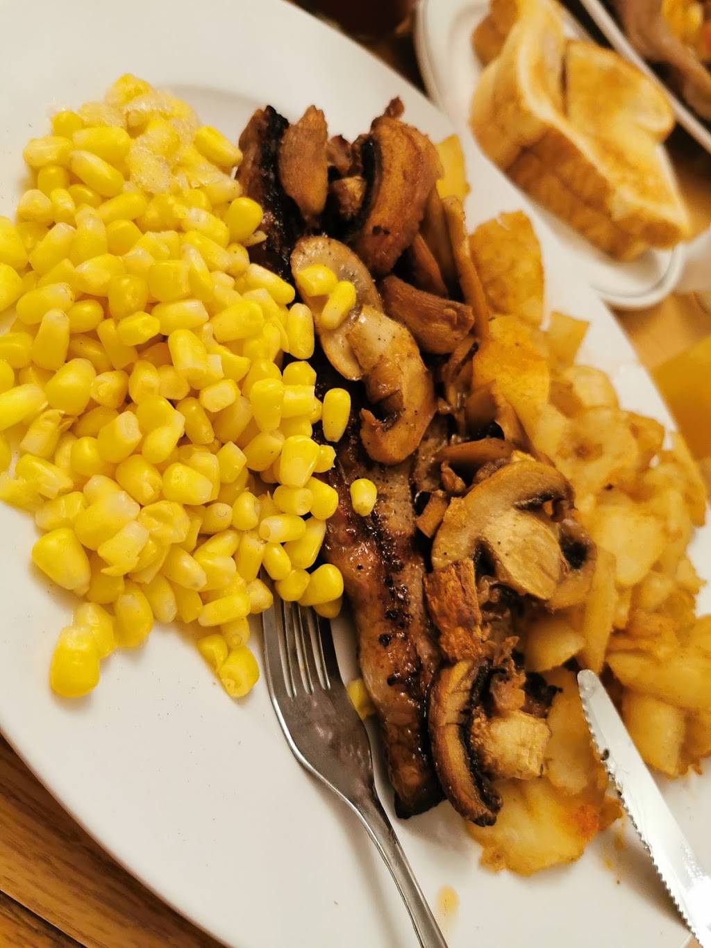 Guss Family Restaurant | restaurant | 189 Picton Main St, Picton, ON K0K, Canada | 6134766900 OR +1 613-476-6900