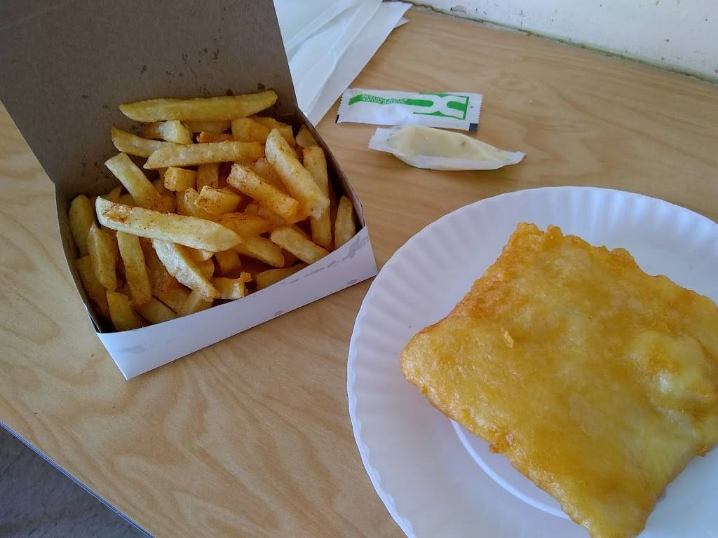 Henrys Fish & Chips | restaurant | 833 Westlock Rd, Mississauga, ON L5C 1K7, Canada | 9052771250 OR +1 905-277-1250