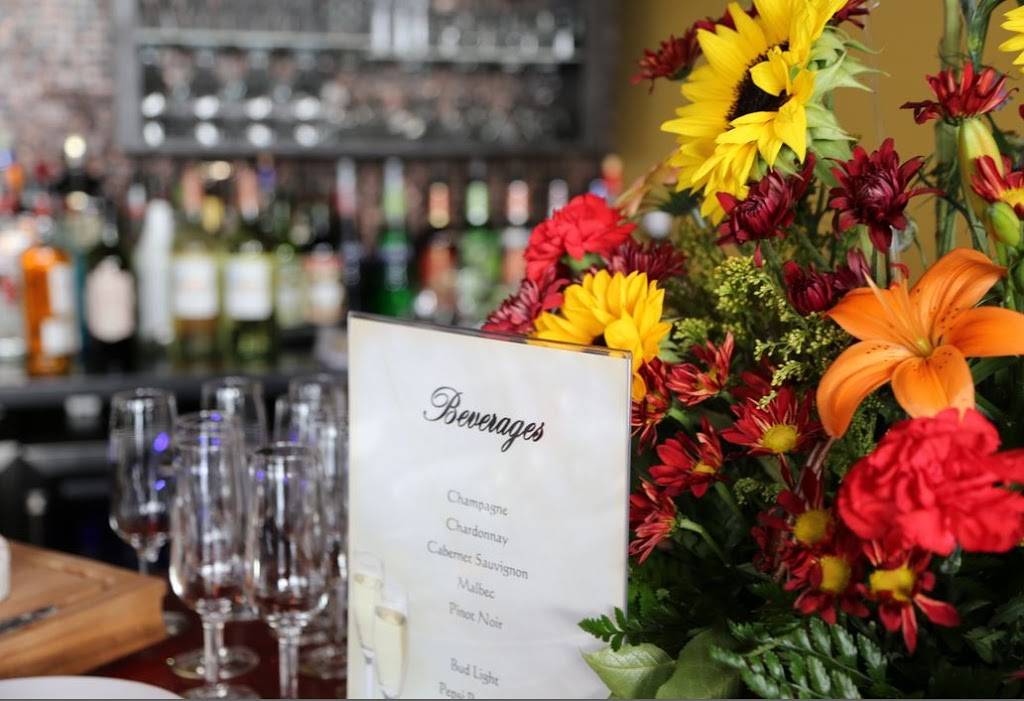 Sriracha Thai Bistro and Oyster Bar | restaurant | 2900 River Dr #118, Moline, IL 61265, USA | 3095173145 OR +1 309-517-3145