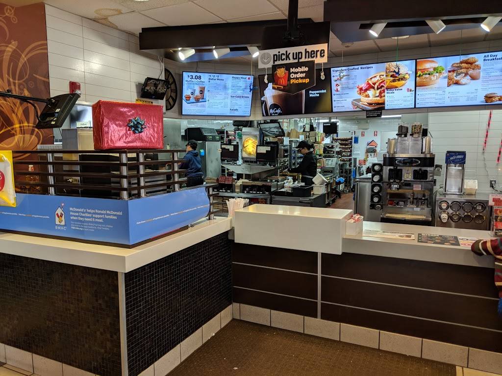 McDonalds | cafe | 147 Pelham St, Methuen, MA 01844, USA | 9786838641 OR +1 978-683-8641