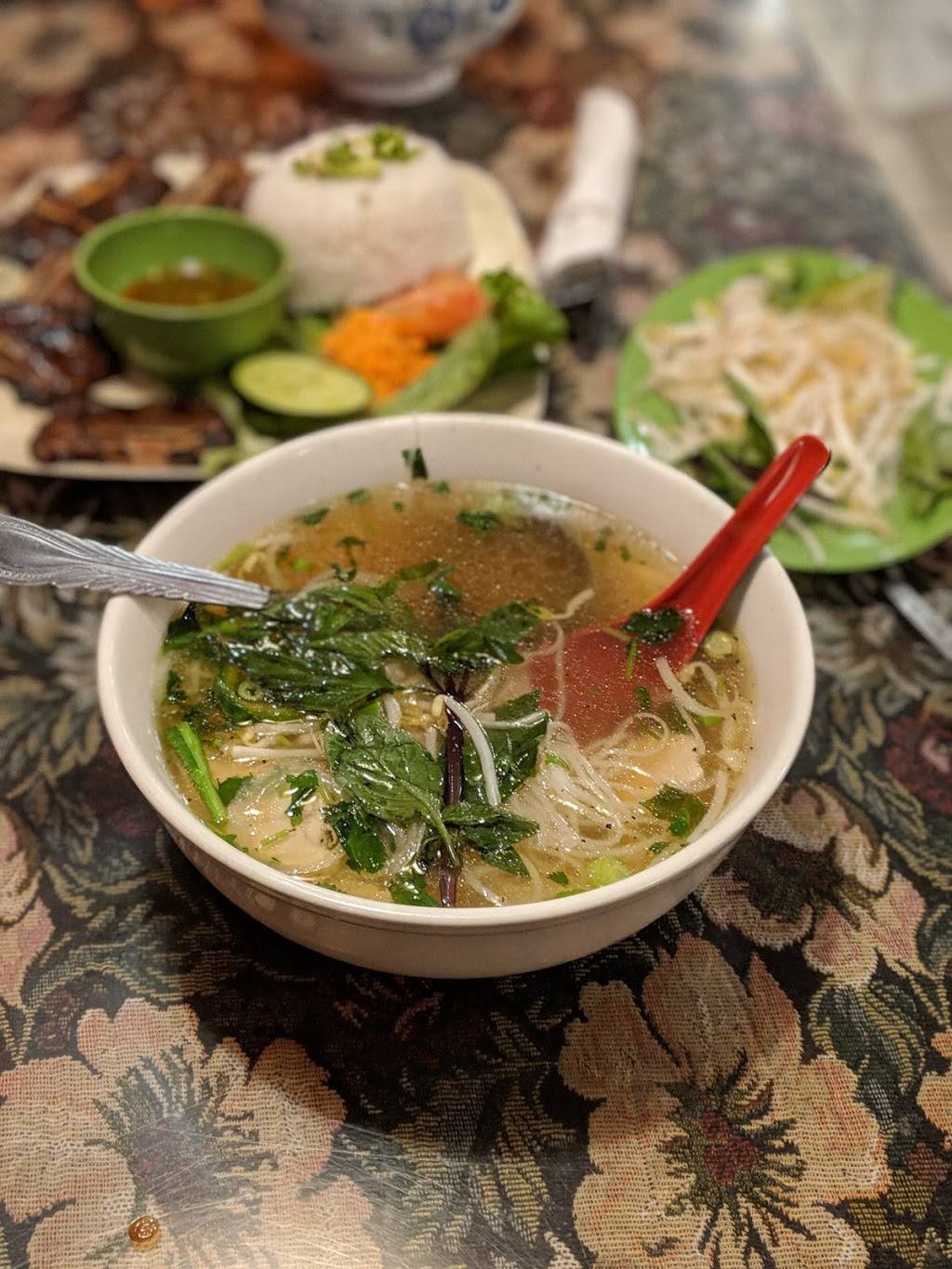 Que Huong Restaurant | restaurant | 30820 John R Rd, Madison Heights, MI 48071, USA | 2485880998 OR +1 248-588-0998