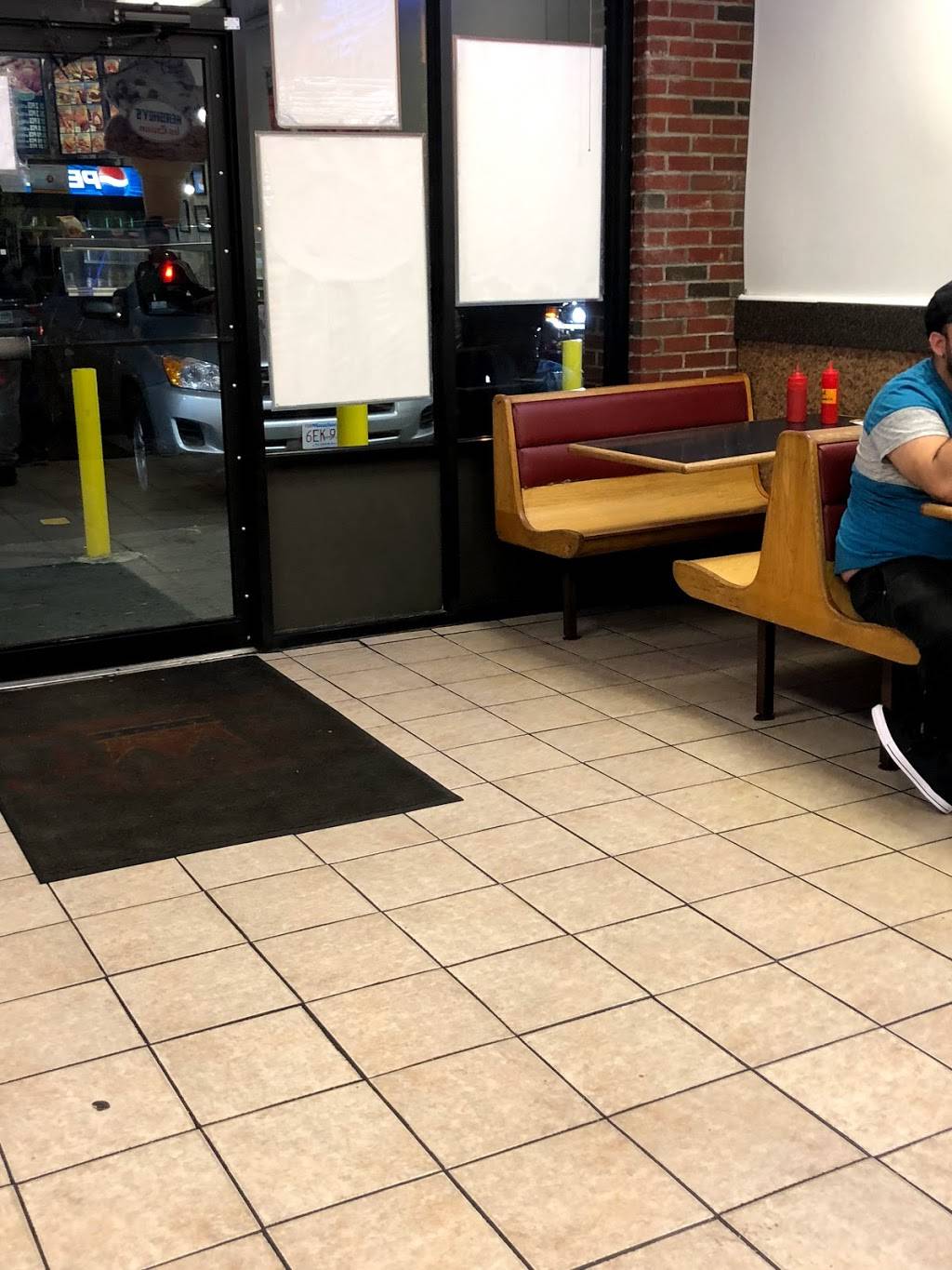 Crown Fried Chicken Lynn | restaurant | 60 Market Square, Lynn, MA 01905, USA | 7817807047 OR +1 781-780-7047