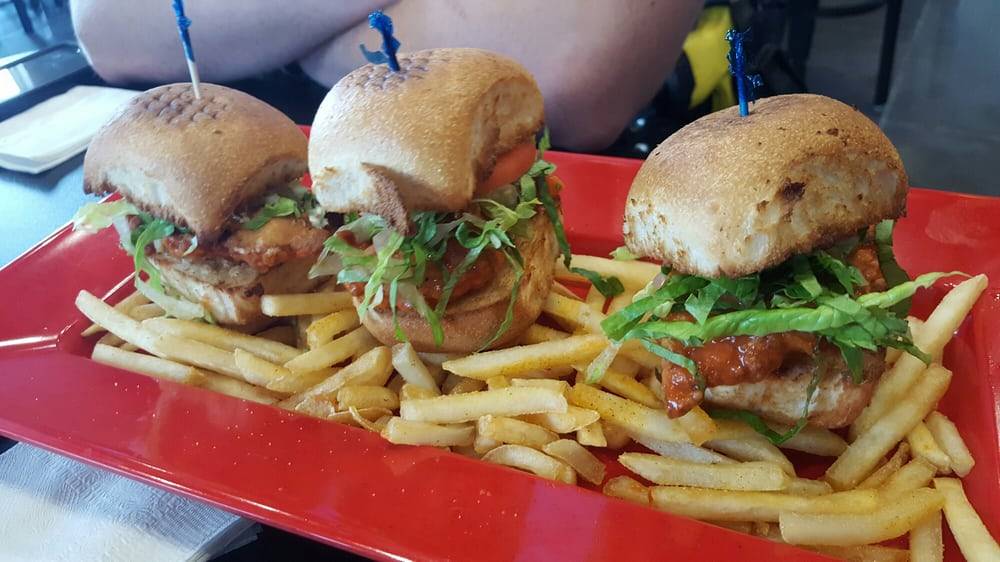 Center Court Pizza & Brew | restaurant | 810 Dixie Dr M, Clute, TX 77531, USA | 9792652700 OR +1 979-265-2700