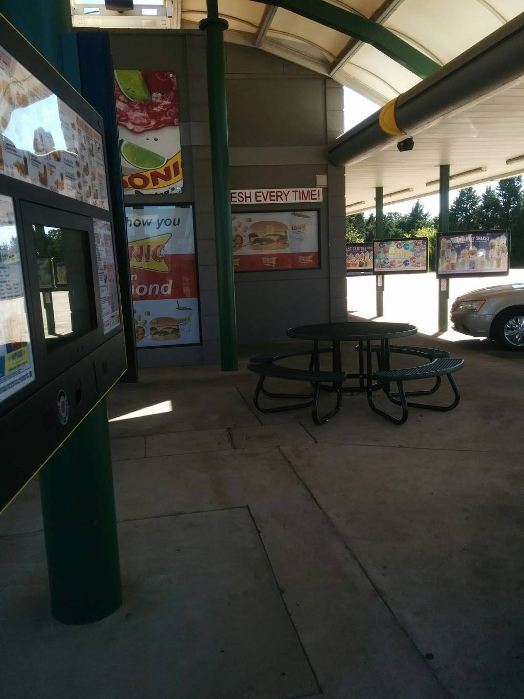 Sonic Drive-In | restaurant | 2820 E Memorial Rd, Edmond, OK 73013, USA | 4054782819 OR +1 405-478-2819