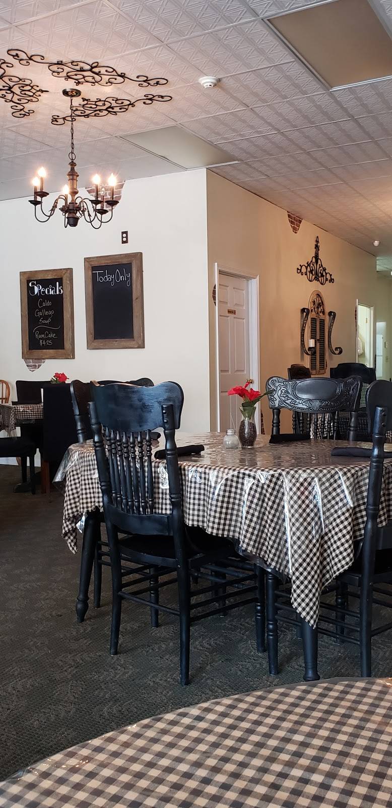 Abuelas Cuban Cafe | restaurant | 59 S Main St #102, Crossville, TN 38555, USA | 9312505453 OR +1 931-250-5453