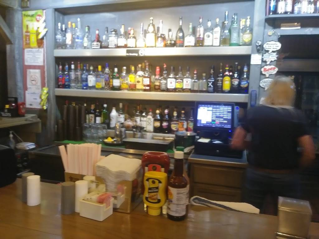 Magnums Bar and Grill | restaurant | 407 E Main St, East Alton, IL 62024, USA | 6182593794 OR +1 618-259-3794