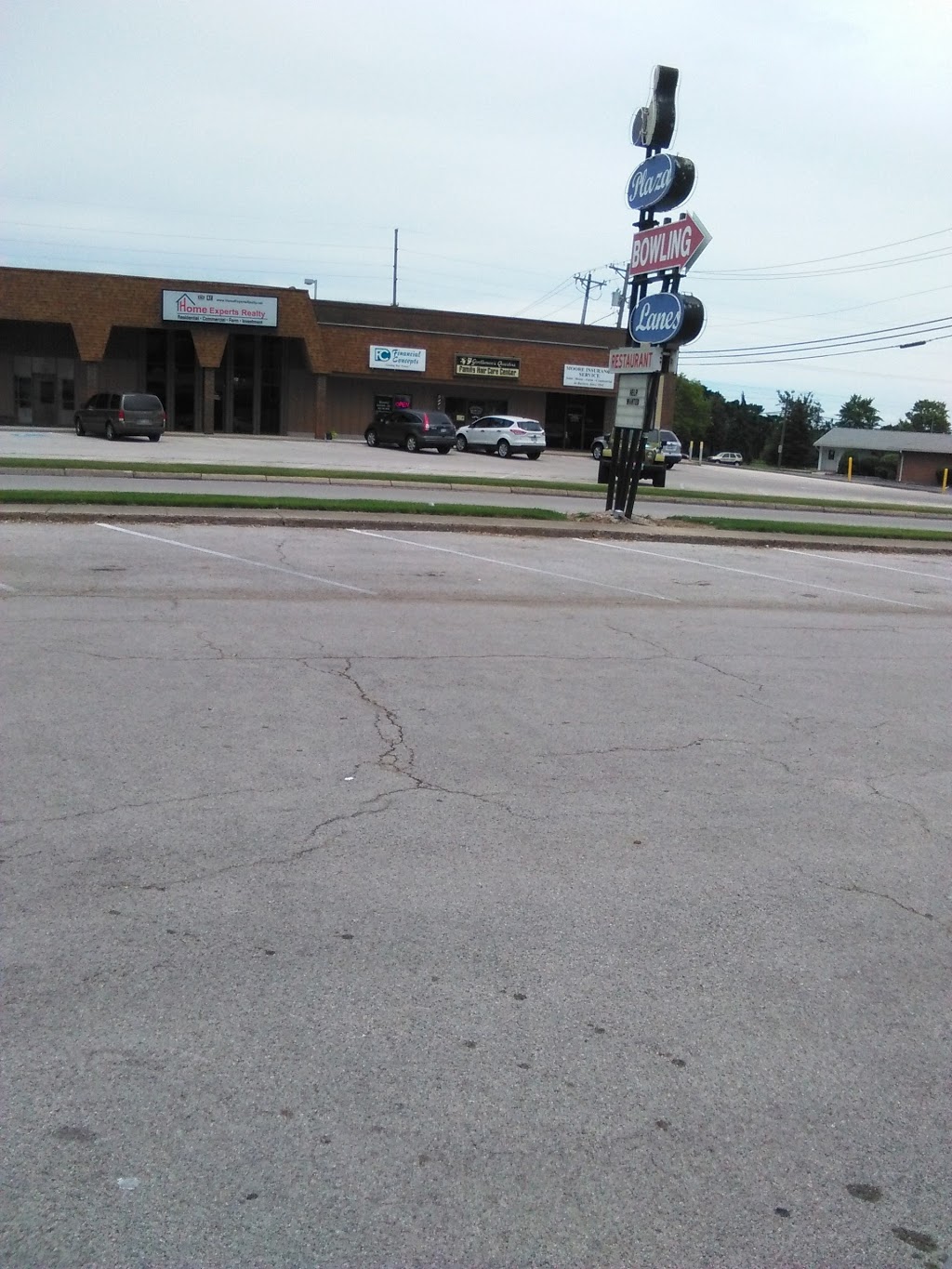 Plaza Bowling Lanes, Inc. | restaurant | 114 E Forest St, Celina, OH 45822, USA | 4195865340 OR +1 419-586-5340