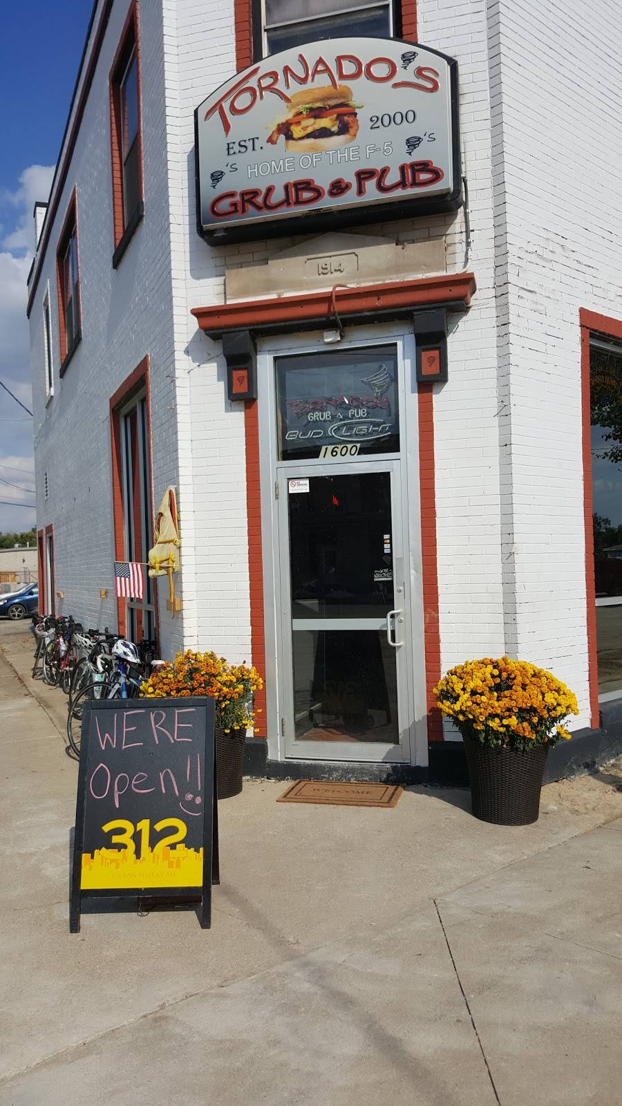 Tornados Grub & Pub | restaurant | 1600 3rd St SE, Cedar Rapids, IA 52401, USA | 3193649378 OR +1 319-364-9378