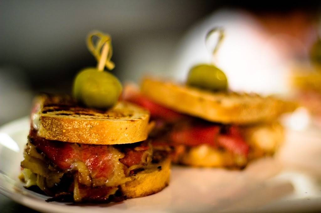 Ovie Bar & Grill | restaurant | 120 N Canal St, Chicago, IL 60661, USA | 3129021111 OR +1 312-902-1111