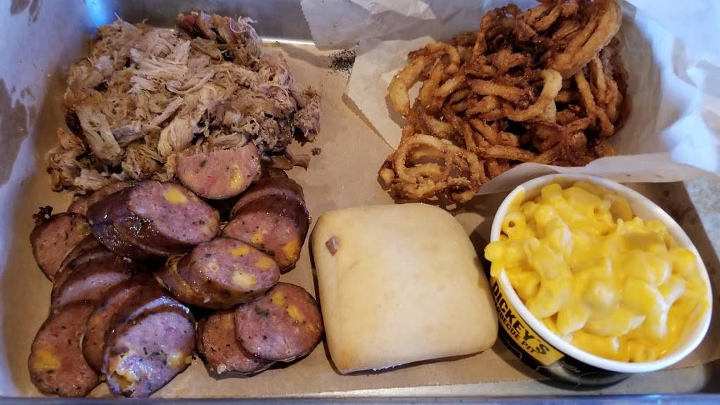Dickeys Barbecue Pit | restaurant | 29273 Central Ave, Lake Elsinore, CA 92532, USA | 9512497977 OR +1 951-249-7977