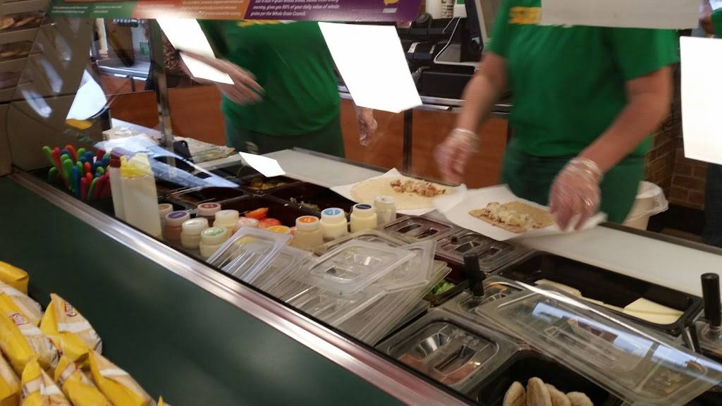 Subway | restaurant | 2324 Camanche Ave, Clinton, IA 52732, USA | 5632437822 OR +1 563-243-7822