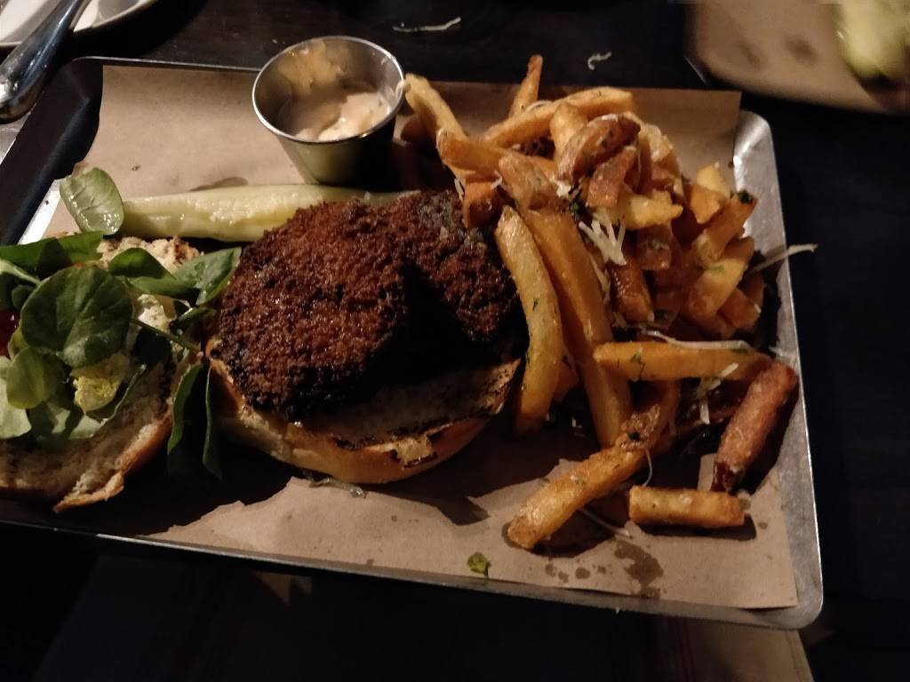 The Square Kitchen & Bar | restaurant | 1 Pond St, Sharon, MA 02067, USA | 7818677979 OR +1 781-867-7979