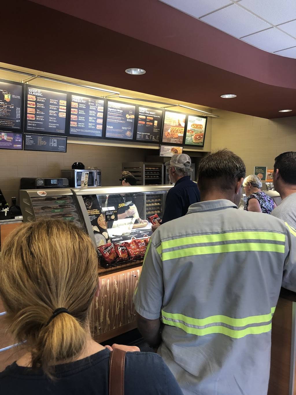 Subway | restaurant | 135 N Market St, Elizabethtown, PA 17022, USA | 7173678585 OR +1 717-367-8585