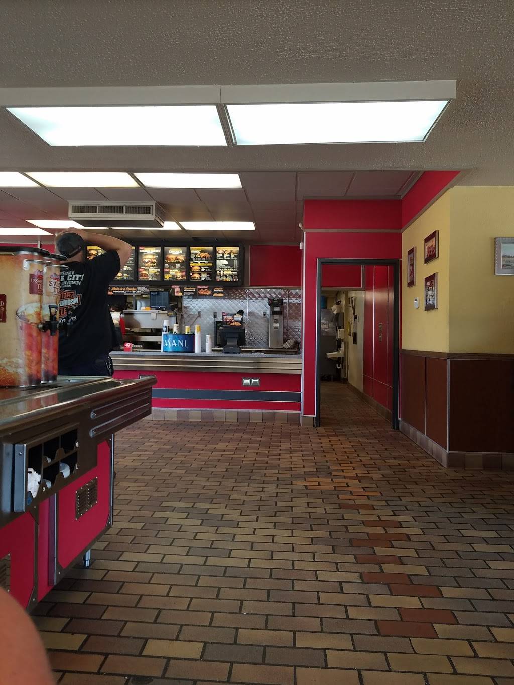 Hardees | restaurant | 211 N Main St, Bluffton, IN 46714, USA | 2608242668 OR +1 260-824-2668