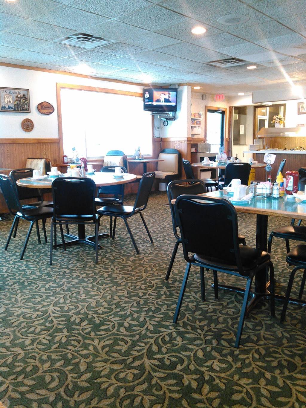 Daphnes Family Restaurant | restaurant | 720 Woodlawn Rd, Lincoln, IL 62656, USA | 2177351699 OR +1 217-735-1699