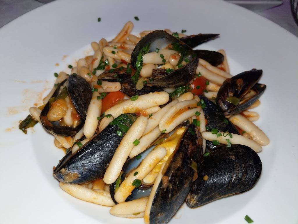 Restaurant Vino Rosso | restaurant | 5291 Boul Henri-Bourassa O, Saint-Laurent, QC H4R 1B7, Canada | 5143376664 OR +1 514-337-6664