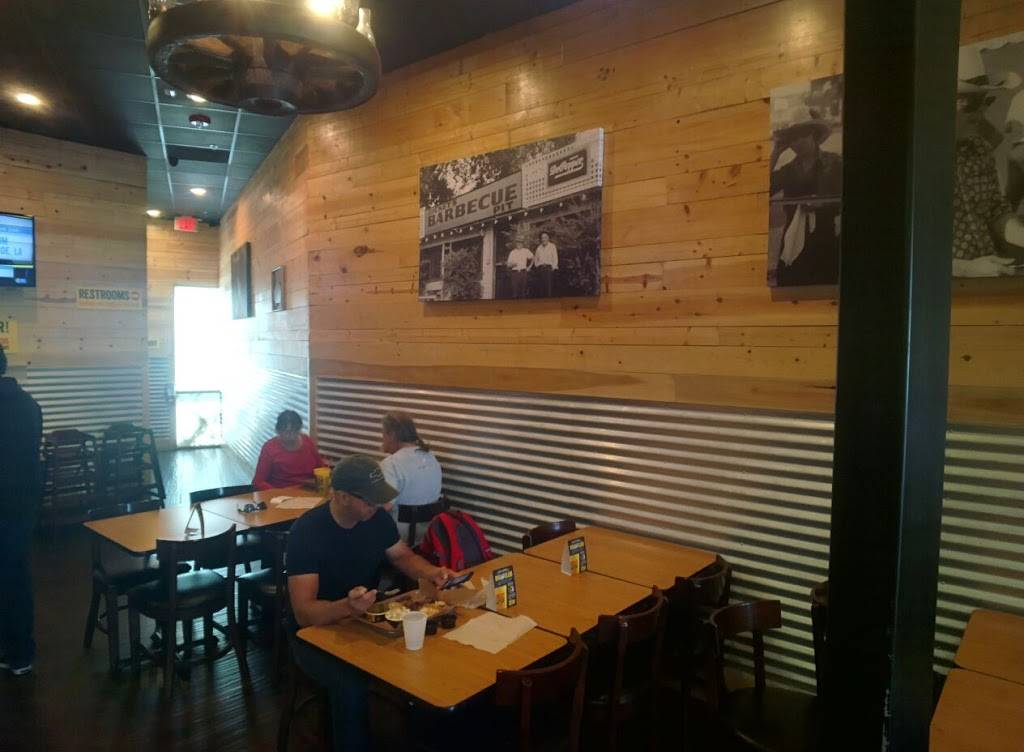 Dickeys Barbecue Pit | restaurant | 1668 E 2nd St, Beaumont, CA 92223, USA | 9512673480 OR +1 951-267-3480