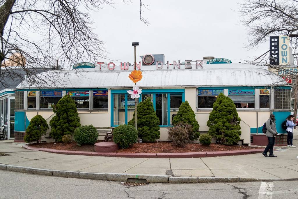 Deluxe Town Diner | restaurant | 627 Mt Auburn St, Watertown, MA 02472, USA | 6179268400 OR +1 617-926-8400