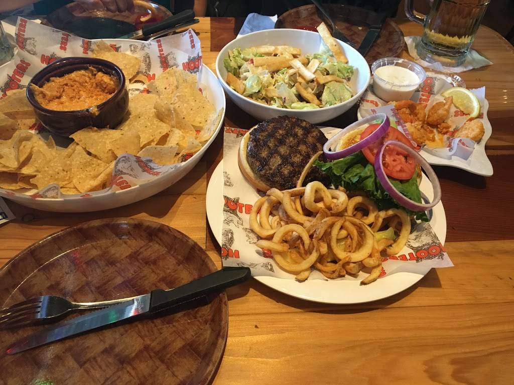 Hooters | restaurant | 5925 South La Grange Road, Countryside, IL 60525, USA | 7083540486 OR +1 708-354-0486