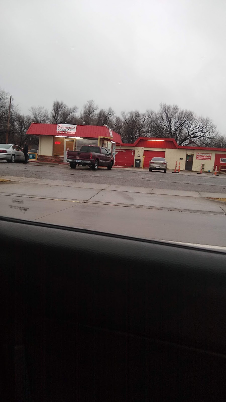 Berneals | restaurant | 2409 E 13th St N, Wichita, KS 67214, USA | 3166181500 OR +1 316-618-1500