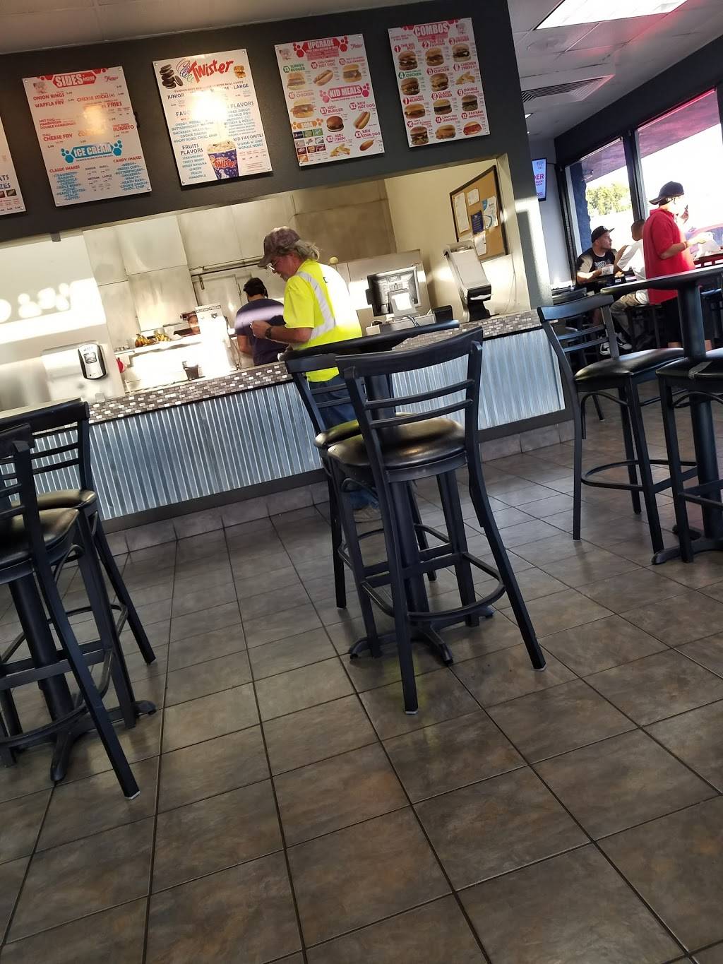 Fosters Freeze | restaurant | 630 Academy Ave, Sanger, CA 93657, USA | 5598758130 OR +1 559-875-8130