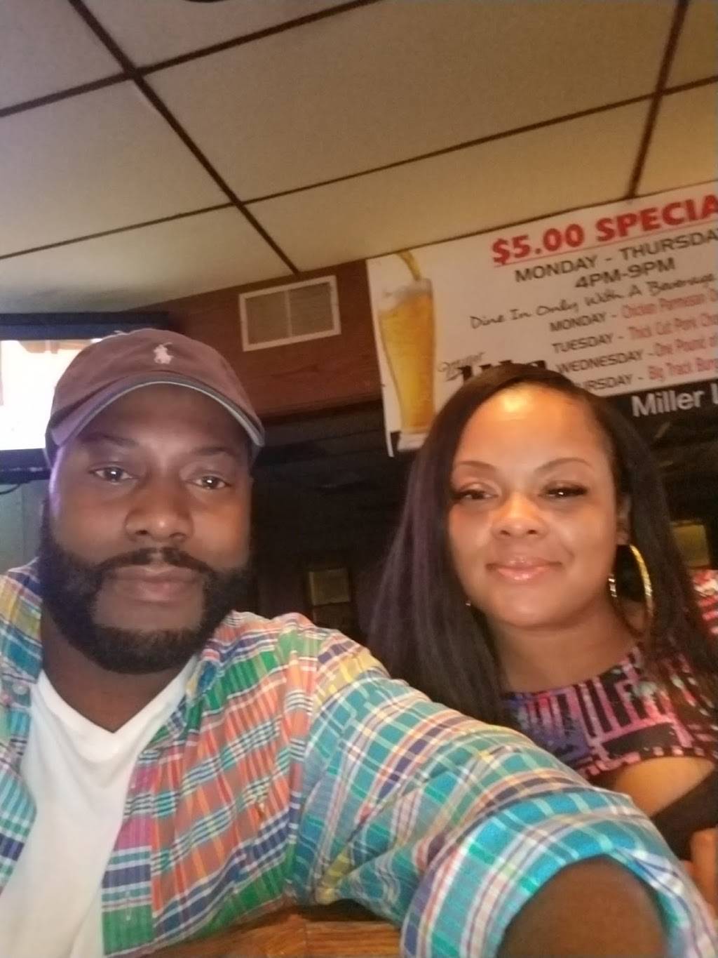 Batzlers Trackside Inn | restaurant | 8762 N Granville Rd, Milwaukee, WI 53224, USA | 4143545550 OR +1 414-354-5550