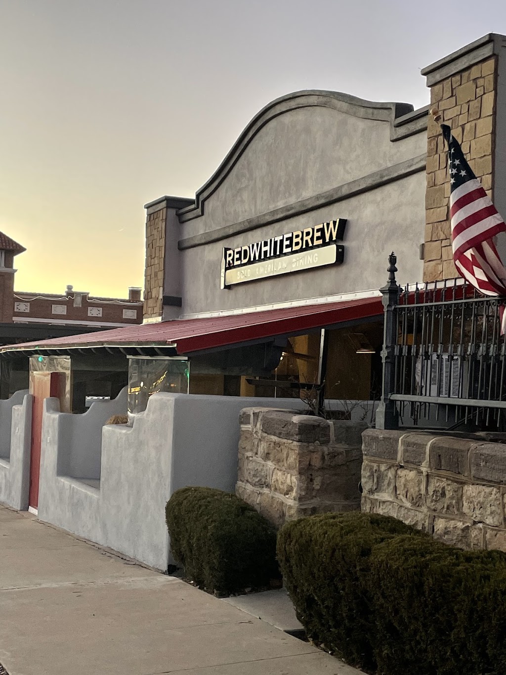 Red White and Brew | restaurant | 200 E Gurley St, Prescott, AZ 86301, USA | 9287780133 OR +1 928-778-0133