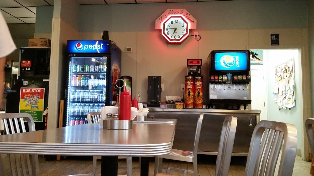 SurfDog Bites & Brews | restaurant | 204 N New River Dr A, Surf City, NC 28445, USA | 9105412358 OR +1 910-541-2358