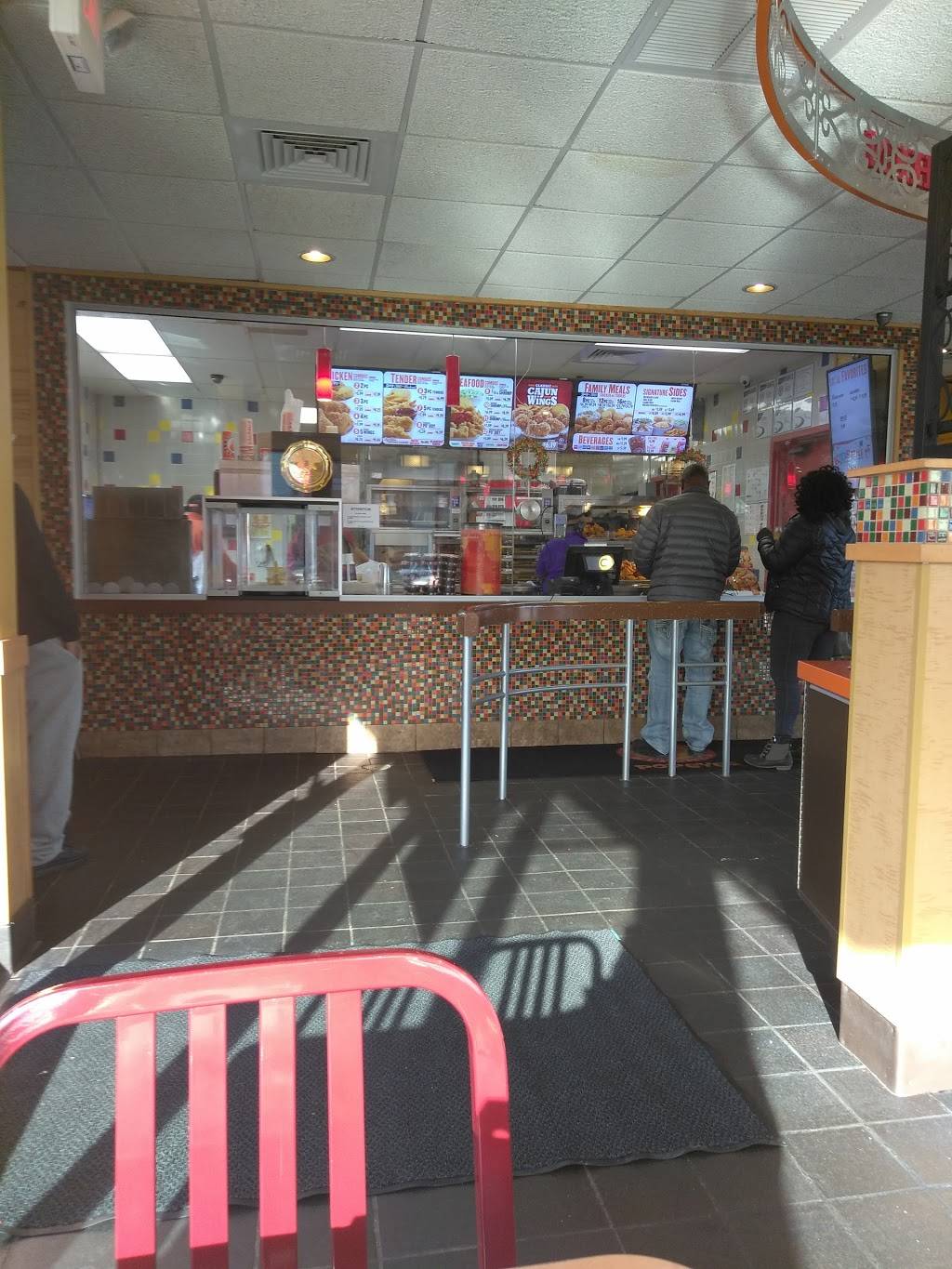 Popeyes Louisiana Kitchen | restaurant | 6120 W Silver Spring Dr, Milwaukee, WI 53218, USA | 4144663666 OR +1 414-466-3666