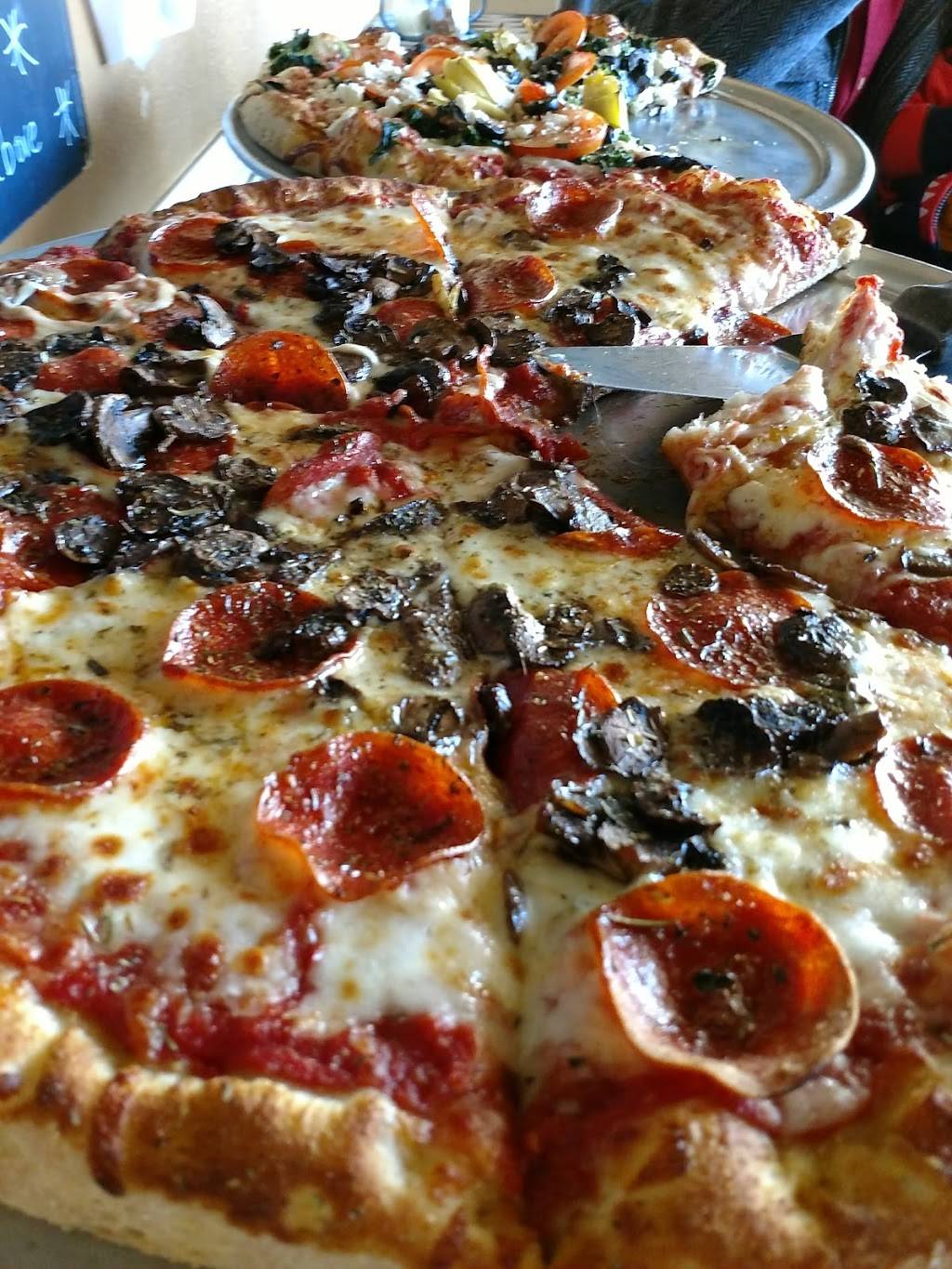 Pizza & Wing Co | restaurant | 721 Sullivan Rd, Statesville, NC 28677, USA | 7049247000 OR +1 704-924-7000