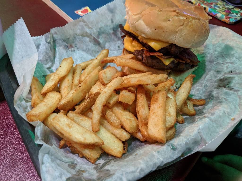 Bolts Sports Café | cafe | 910 S Main St, Englewood, OH 45322, USA | 9378366634 OR +1 937-836-6634