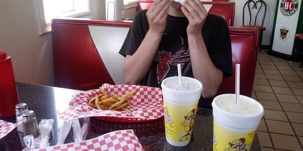 T & L Hot Dogs | restaurant | 402 E Main St, Bridgeport, WV 26330, USA | 3048424161 OR +1 304-842-4161