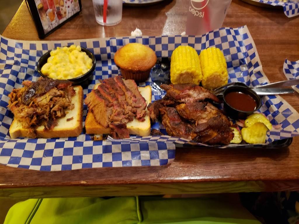 Famous Daves Bar-B-Que | restaurant | 355 S Lake Ave, Duluth, MN 55802, USA | 2187403180 OR +1 218-740-3180