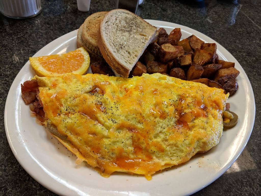 Center Grill | restaurant | 3 Turkey Hills Rd, East Granby, CT 06026, USA | 8604133238 OR +1 860-413-3238