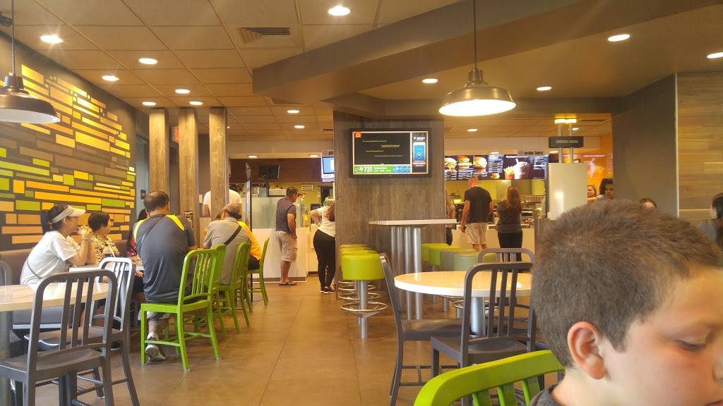 McDonalds | cafe | 27701 W, Lake Hughes Rd, Castaic, CA 91384, USA | 6612951623 OR +1 661-295-1623